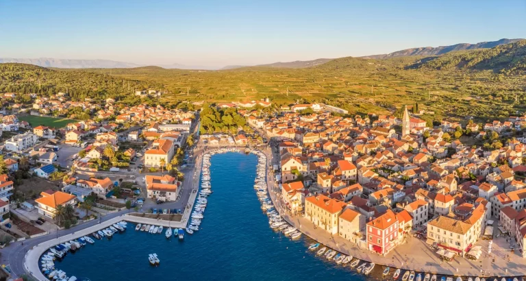 Flygbild över Stari Grad on Croatia