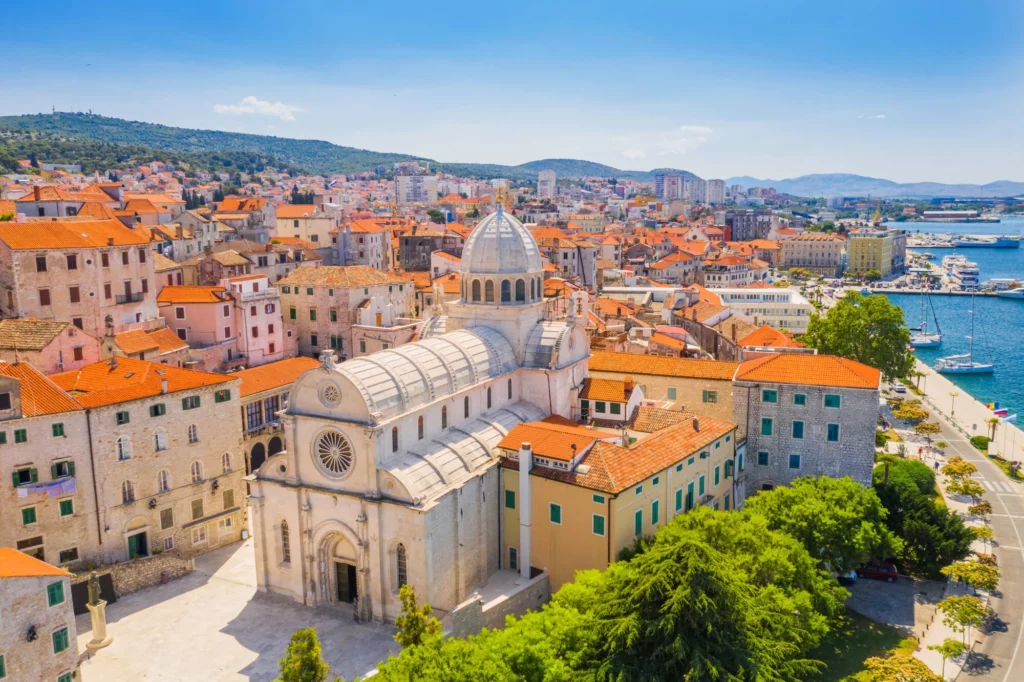 Kroatien, byen Sibenik, panoramaudsigt over den gamle bymidte og katedralen St James, det vigtigste arkitektoniske monument fra renæssancetiden i Kroatien, UNESCOs verdensarv