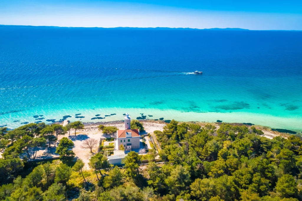 Øen Vir med fyrtårn og strand i panoramaudsigt fra luften