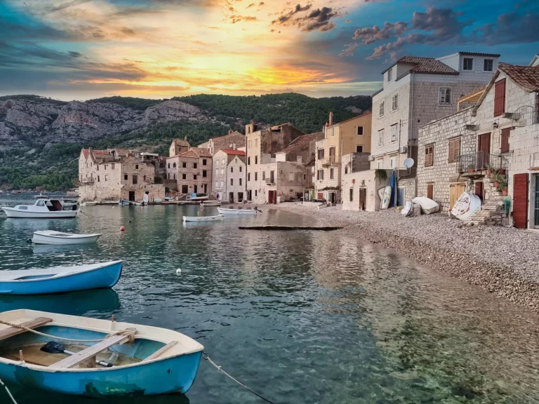 Oud pittoresk vissersdorpje Komiža op eiland Vis bij Split, Dalmatië, Kroatië