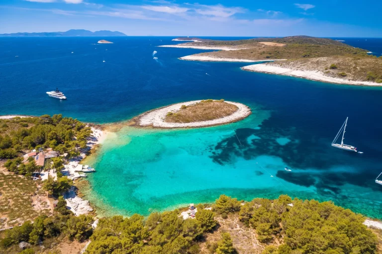 Pakleni otoci Marinkovac isola di Marinkovac baia turchese destinazione yachting vista aerea, isola di Hvar
