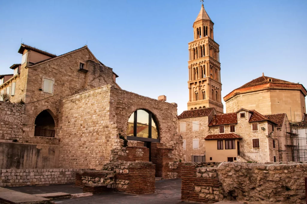 Scen från gamla stan i Split och utsikten över det gamla klocktornet