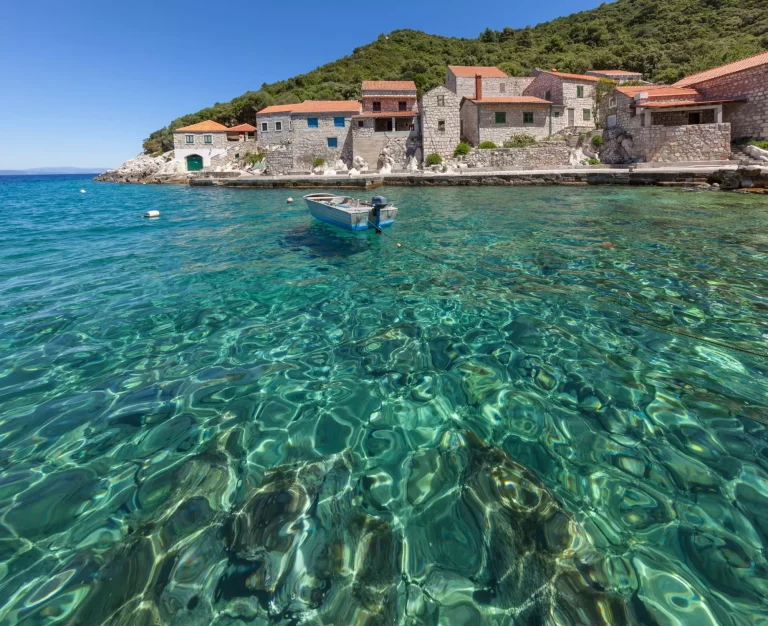 Turkisblåt vand ved den lille landsby i bugten Lucica på øen Lastovo, Dalmatien, Kroatien